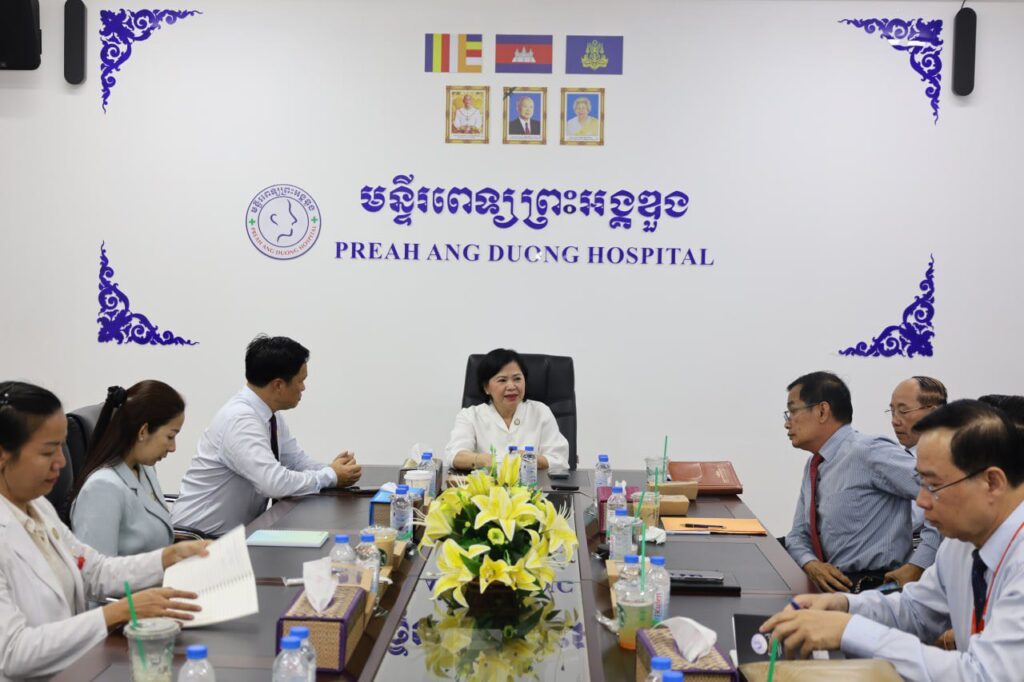 លោកជំទាវសាស្ត្រាចារ្យ អ៊ឹម សិទ្ធិការ្យ រដ្ឋលេខាធិការក្រសួងសុខាភិបាលបានអញ្ជើញចុះអភិបាលគាំទ្រ និងពិនិត្យវឌ្ឍនភាពនៃការផ្តល់សេវាសុខាភិបាល នៅមន្ទីរពេទ្យព្រះអង្គឌួង